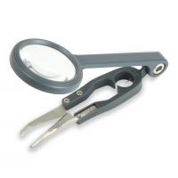 Zvětšovací sklo Carson Fish’n Grip™ 4.5x Magnifier with Attached Precision Tweezers, Hook Cleaner & Line Cutter